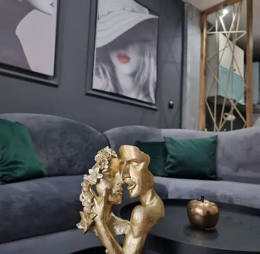 Marilyn Lux Apartment