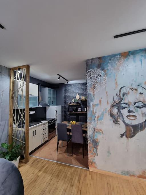 Marilyn Lux *