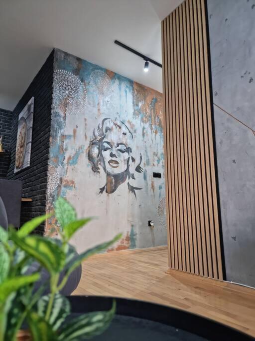 Marilyn Lux * Skopje